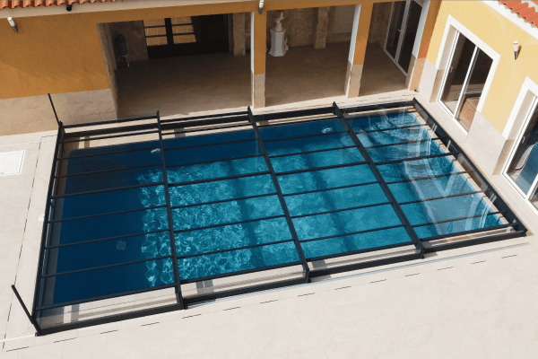 Pooltaket Ultra utdraget över en pool på en innergård