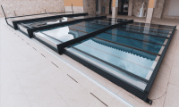 Pooltaket Ultra utdraget över en pool