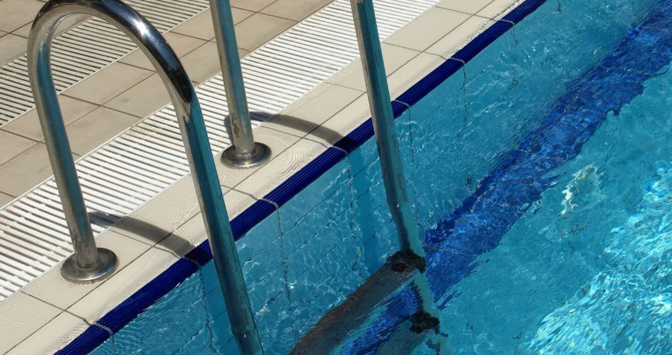 Pooldetaljer - plast eller rostfritt?
