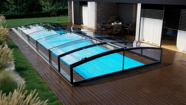 Luxus pooltak stängt över en pool