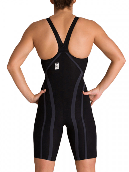 En dam i baddräkten sedd bakifrån