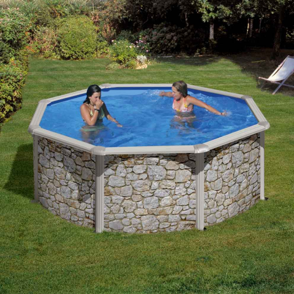 Två personer badar i stålväggspoolen som står i en trädgård