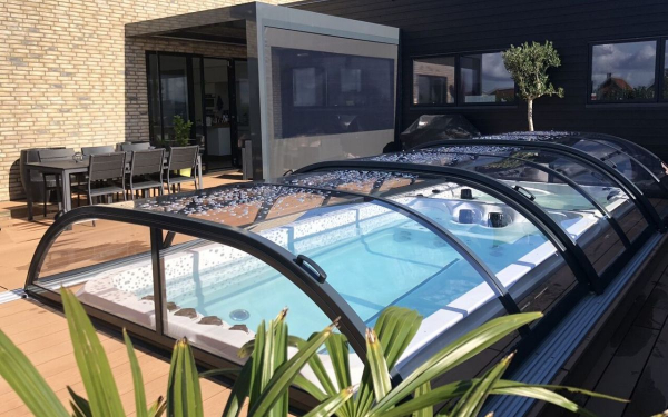 Nova Comfort pooltak i Antracit med Klarplast över ett spabad
