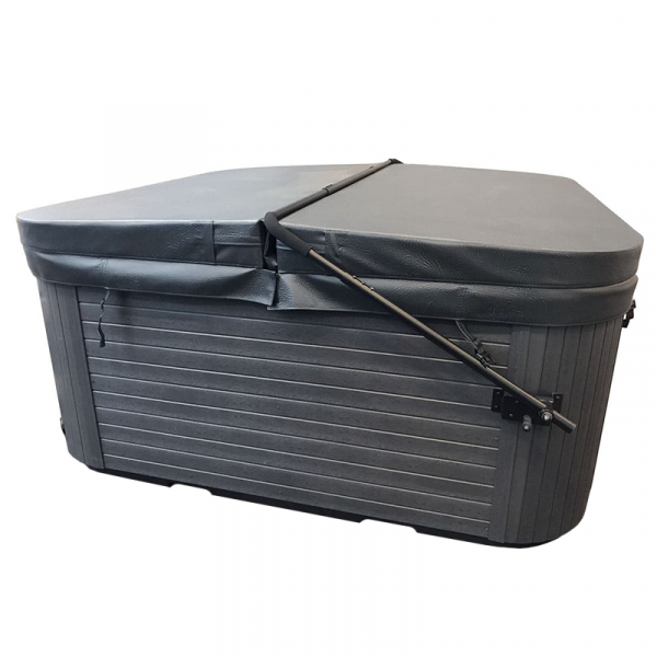 Ett spabad med locklyften monterad på