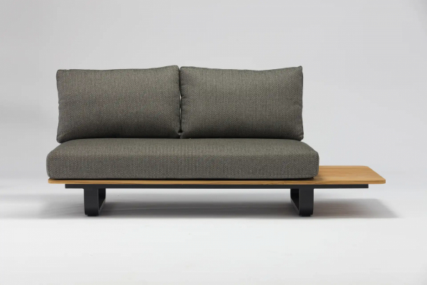 Loungesoffan mot en vit bakgrund