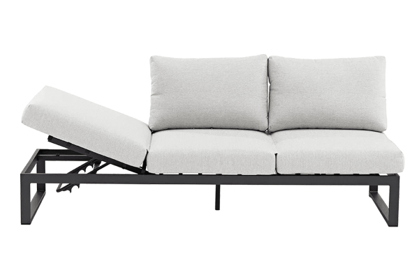 Soffan mot en vit bakgrund