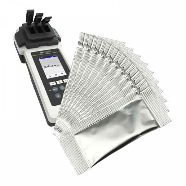 10 påsar testpulver framför en poollab 2.0 testapparat