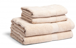 Fyra sandfärgade handdukar och badlakan staplade ovanpå varandra mot en vit bakgrund.