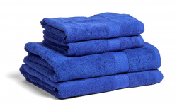 Fyra royalblå handdukar och badlakan staplade ovanpå varandra mot en vit bakgrund.