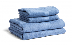 Fyra duvblåa handdukar och badlakan staplade ovanpå varandra mot en vit bakgrund.