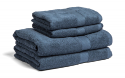 Fyra denimblå handdukar och badlakan staplade ovanpå varandra mot en vit bakgrund.