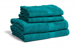 Fyra petrolblå handdukar och badlakan staplade ovanpå varandra mot en vit bakgrund.