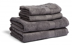 Fyra mörkgråa handdukar och badlakan staplade ovanpå varandra mot en vit bakgrund.