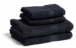 Fyra svarta handdukar och badlakan staplade ovanpå varandra mot en vit bakgrund.