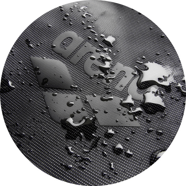 Närbild på väskans tyg med vattendroppar på den