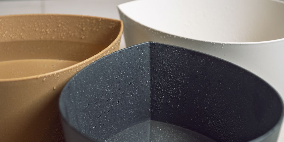 Närbild på tvättfatet i tre färger