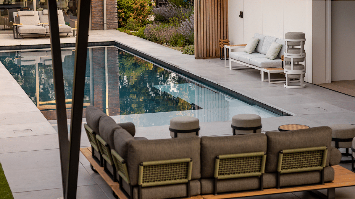 Stay utemöbler runt en pool