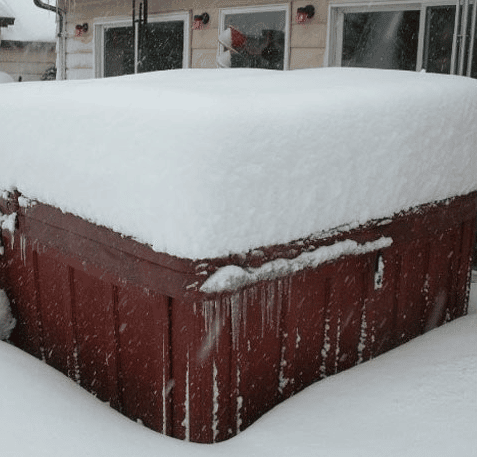 Wellis spabad täckta av snö