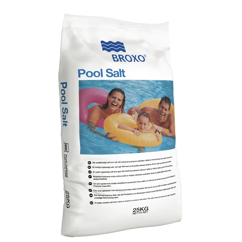 En säck med poolsalt mot en vit bakgrund