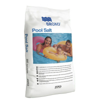 En säck med poolsalt mot en vit bakgrund