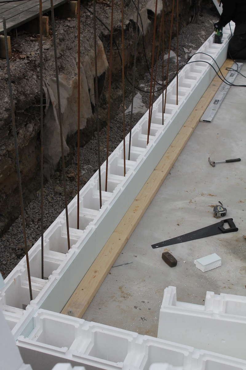 Ett pågånde poolbygge med thermoblocken