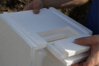 Ändstyckena skjuts in i thermoblocken innan gjutning Ett ändstycke skjuts in i ett thermoblock