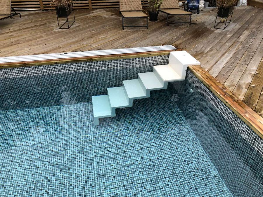 Pooltrappan monterad i en pool