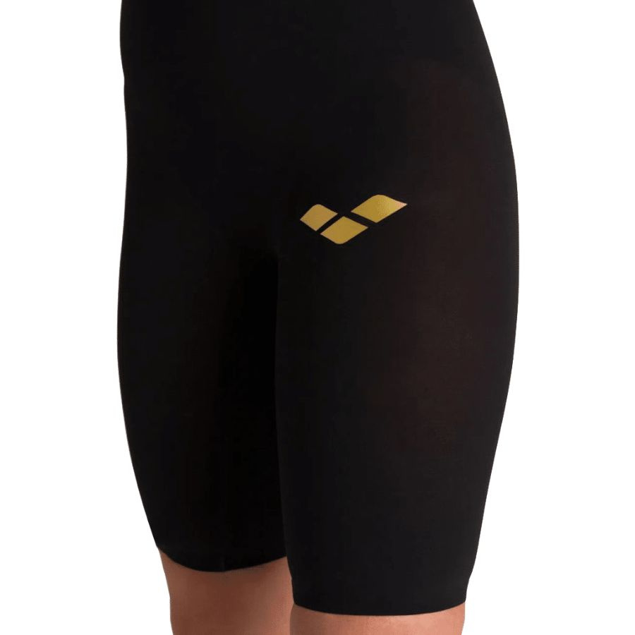 Närbild på baddräktens ben