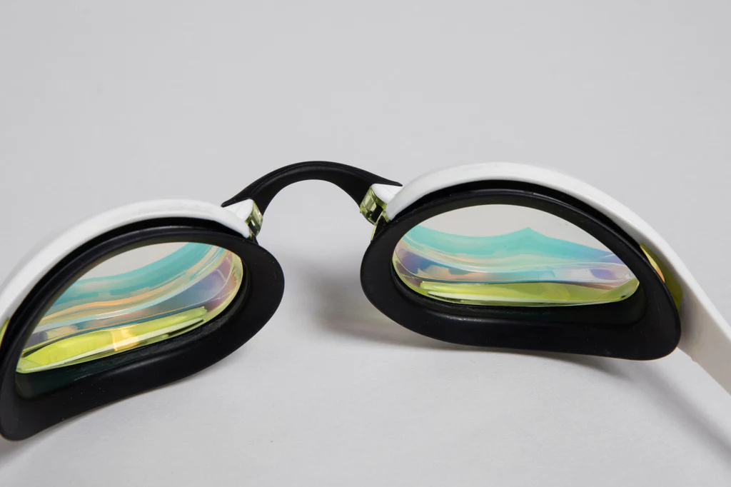 Närbild på simglasögonens insida