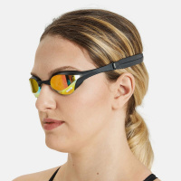 Bild visar ej vald färg En dam med simglasögonen på