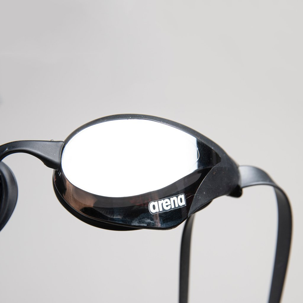 Närbild på glasögonens lins