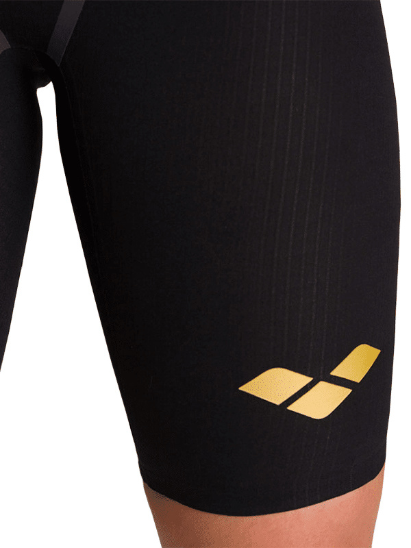 Närbild på loggan på baddräktens ben