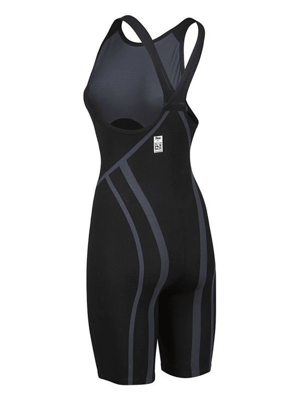 Baddräkten snett bakifrån mot en vit bakgrund