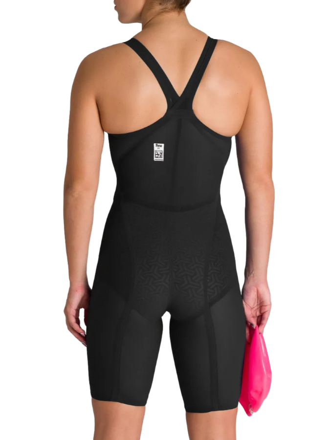 En dam i baddräkten sedd bakifrån