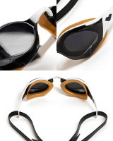 Glasögonen i Rök/Vit/Guld Närbilder på linserna för simglasögonen i Rök/Vit/Guld