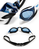Glasögonen i Blå/Vit/Svart Närbilder på linserna för simglasögonen i Blå/Vit/Svart