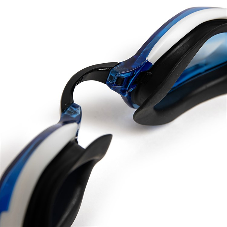 Närbild på simglasögonens näsbrygga och gummifog