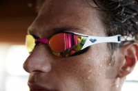 Bilden visar Mirror-varianten av Cobra Edge Swipe Närbild på en man med simglasögonen på