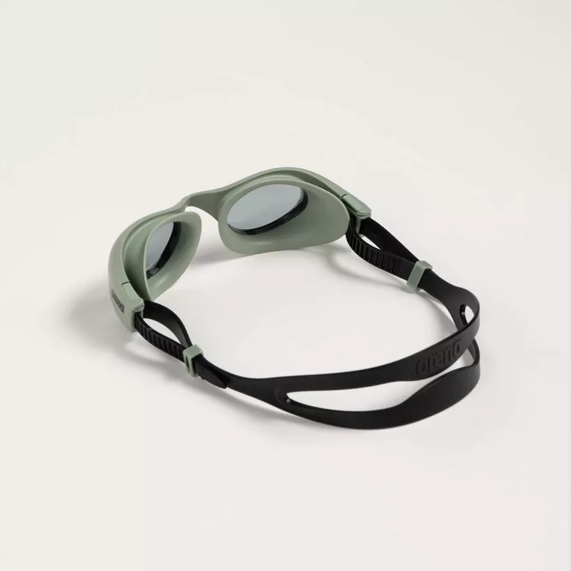 Simglasögonen mot en ljusgrå bakgrund