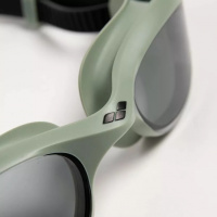 Näsbryggan är mjuk och böjbar Närbild på simglasögonens näsbrygga