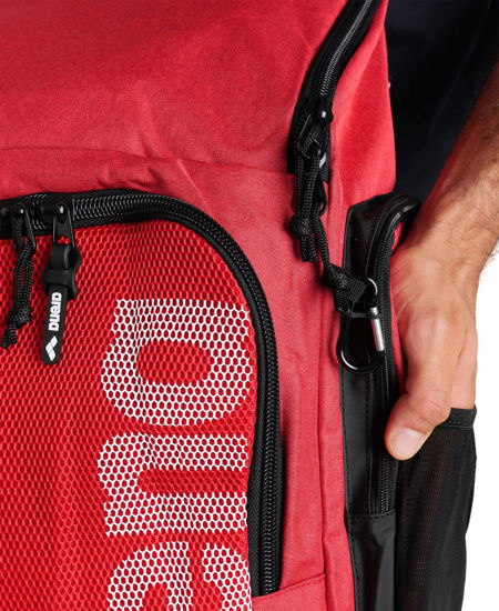 Närbild på väskans sidofack och dragkedjor