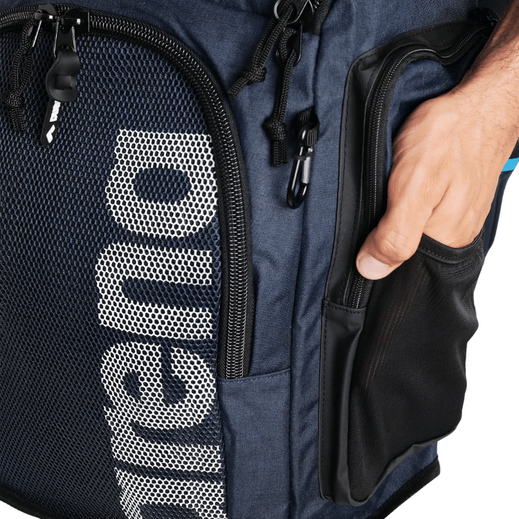 Närbild på väskans sidofack och dragkedjor