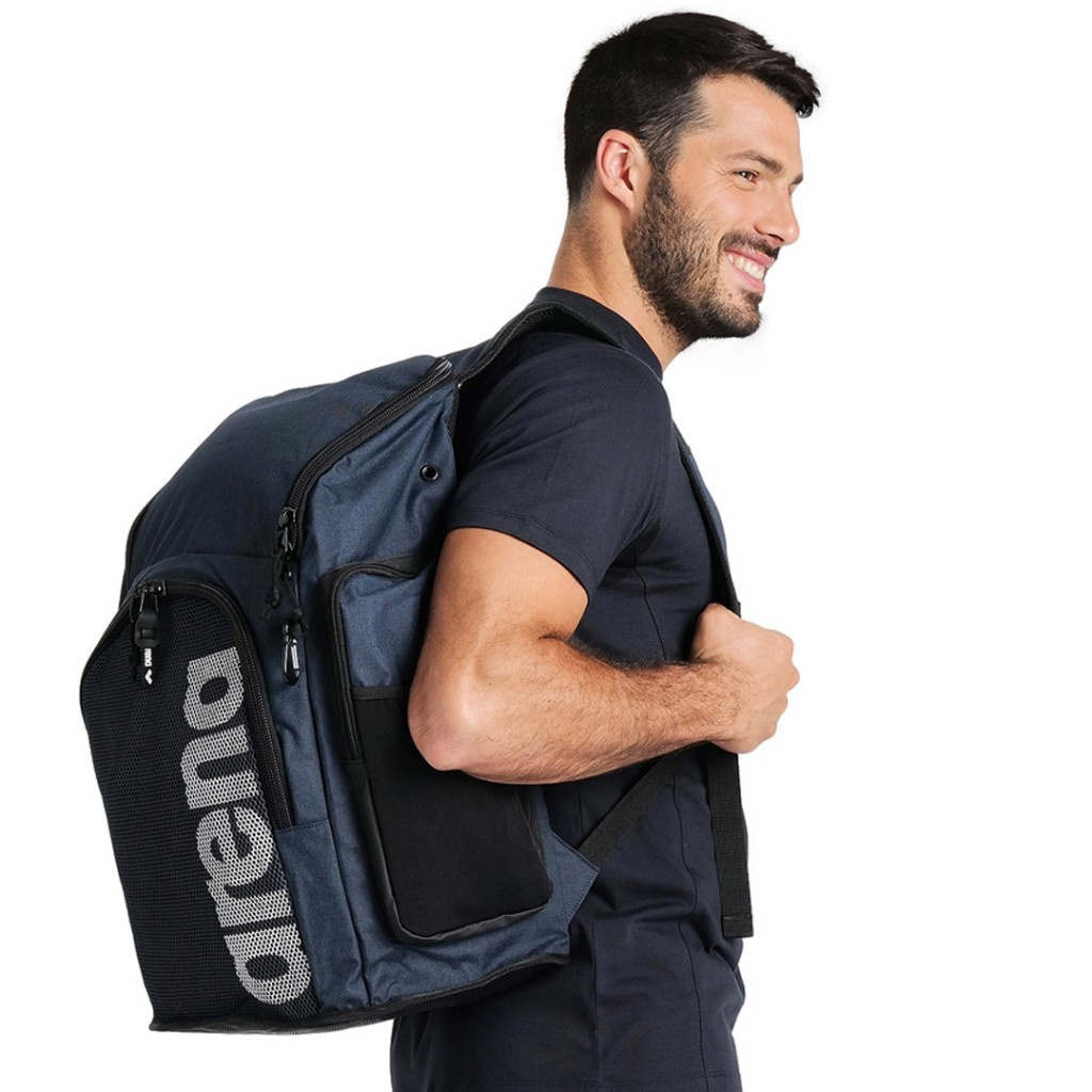 En man har väskan på sig för att visa storlek