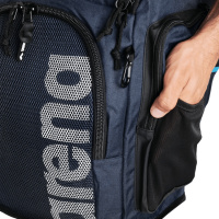 Bilden visar väskan i en annan färg Närbild på väskans sidofack och dragkedjor