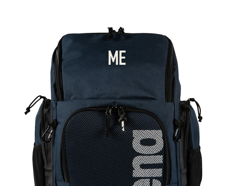 Initialer på en mörkblå väska