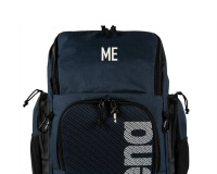 Initialer på en mörkblå väska Initialer på en mörkblå väska