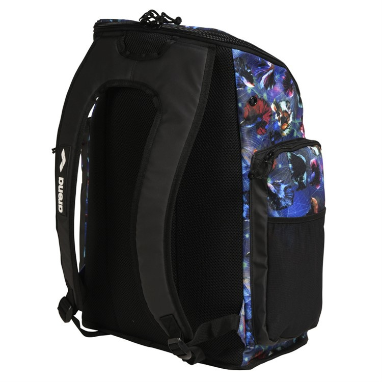 Ryggsäcken snett bakifrån