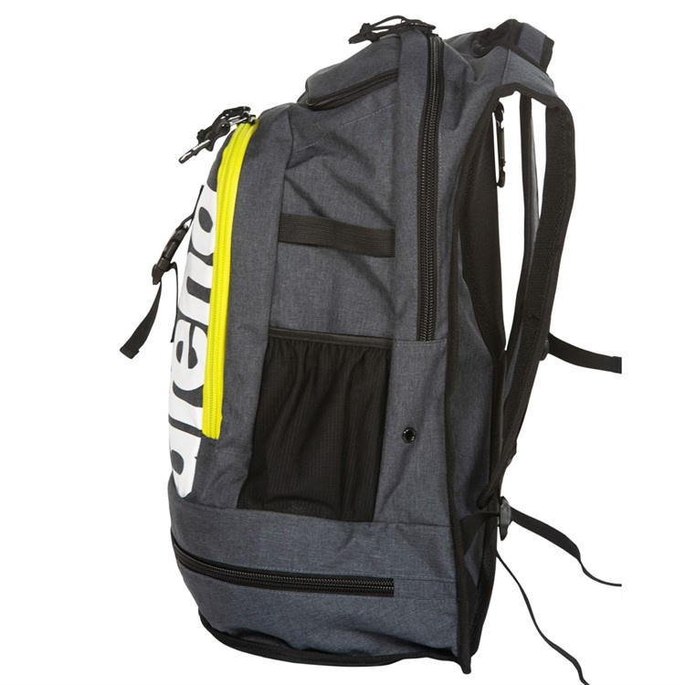 Sidan av ryggsäcken mot en vit bakgrund