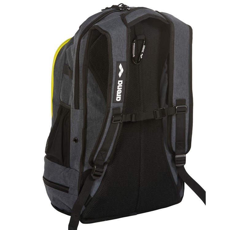 Ryggen på ryggsäcken mot en vit bakgrund