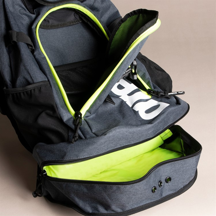 Närbild på ryggsäckens olika fack